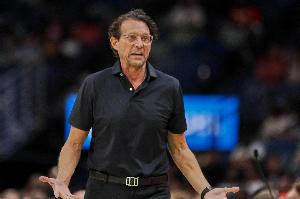 球队抢下15个前场板！斯奈德：这不是一个人的功劳 大家都在拼抢 配图