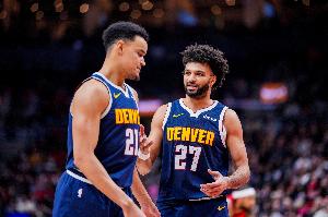 专业背景板！亚历山大、东契奇都是迎着斯潘塞·琼斯完成绝杀 配图