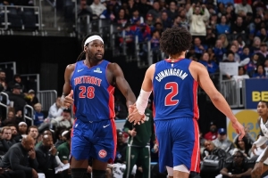 斯图尔特:新秀时的坎宁安说话就像老将 他每年都在进步 配图