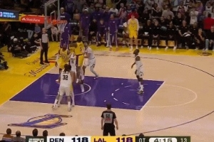 强硬一把！艾顿奋力拼下前场篮板 随后力压约基奇抛投得手 配图