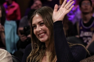 湖人主场VS掘金莎拉波娃现场观战 微笑与球迷打招呼 配图