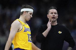 雷迪克谈小里最后1+2：球员已在更衣室调侃我了 小里做出正确选择 配图