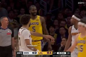 不至于吧！布鲁斯·布朗上篮被艾顿犯规 怒喷：你太TM垃圾了！ 配图