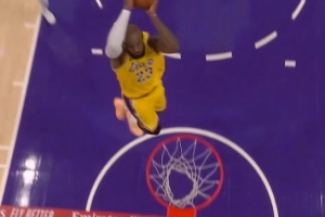 百分连线！东契奇收板0反应时间送出长传 詹姆斯暴扣取分 配图