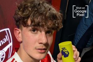 才16岁零73天！道曼赛后收获英超官方颁发的全场最佳奖杯 配图