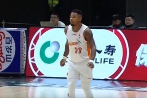 超级得分手!皮特森半场15分钟 9中5&罚球7中7砍下20分4板3助 配图