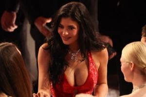 最美的风景!凯莉·詹娜一身深V长裙现身奥斯卡现场 配图