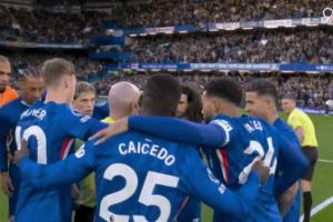 内维尔谈切尔西球员围圈：像邪教，纯粹作秀，毫无意义，荒诞可笑 配图