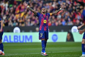 拉菲尼亚:身穿巴萨球衣戴帽对我意义非凡 等加维复出已经很久了 配图