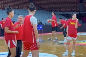 事无巨细！世界杯资格赛休赛日 宫鲁鸣在训练中亲自指导防守细节 配图