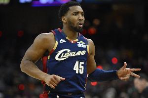 持续稳定输出!米切尔半场10中5&三分5中2拿到12分4助攻 配图