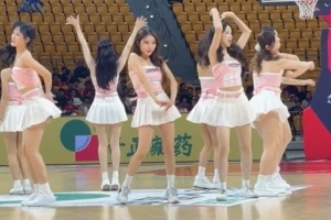 炫舞小狮妹来咯！媒体人分享广州男篮主场啦啦队的舞蹈表演视频 配图