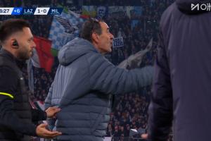 补时时间已过，场边萨里被主裁判出示红牌 配图