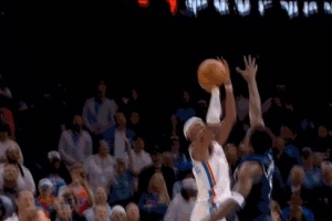 还是续上了！亚历山大招牌中距离打成2+1 连续128场得到20+！ 配图