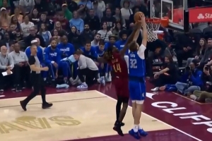 弗拉格快下试图扣篮被犯规依然2+0 防守悍将埃利斯开场1分多钟2犯 配图