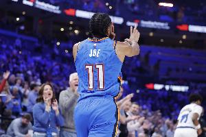 替补双射!以赛亚·乔三分8中4&麦凯恩三分9中5 合砍35分助队取胜 配图