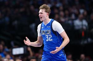 再调整一下投篮手感!弗拉格半场6中3拿到8分5板5助1帽 配图