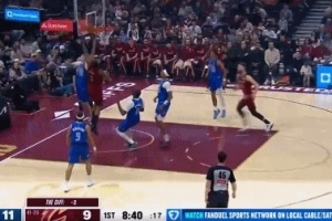 拿到首分！哈登一条龙突破上篮&弗拉格补防打手 可惜加罚没进！ 配图