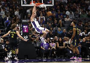 再伤一人！国王官方：尤班克斯遭左手尺侧副韧带撕裂 将接受手术 配图