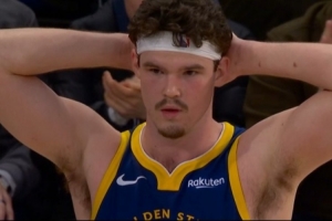 抱头懊恼！最后一攻桑托斯甩传波斯特 但后者脱手失误... 配图