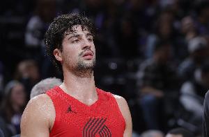 把锅背好！阿夫迪亚19中7&三分12投仅2中 还有7失误！ 配图