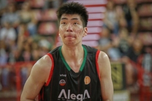 西乙常规赛-余嘉豪5投1中&罚球7中6 得到8分8板1助1断 配图