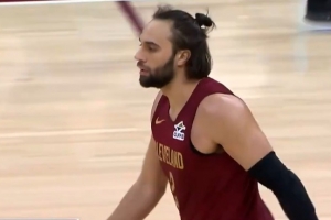 状态真在线!斯特鲁斯半场12分钟 三分4投全中砍下16分4篮板 配图