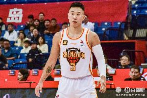 双枪！贺希宁半场13中6砍14分 史密斯半场9中5砍18分&第二节15分 配图