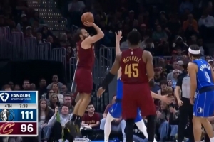 手感无解！斯特鲁斯连续2记顶投三分根本拦不住 助骑士止血！ 配图