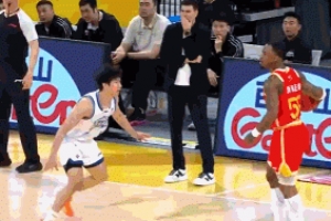 行云流水！雷琼·塔克传跑 底线接球蓄力起飞双手炸筐 配图