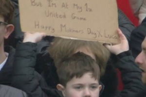 错过母亲节,小球迷举牌向母亲道歉:今天是我第一次来看曼联比赛 配图