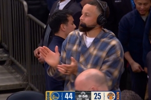 场边库里看高兴了！小佩顿外线连中两记三分球 勇士领先19分打停 配图