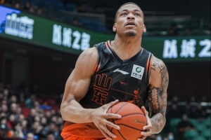 邱彪：小外援约翰逊刚来 现在也就是恢复了50% 他很努力 也在适应 配图