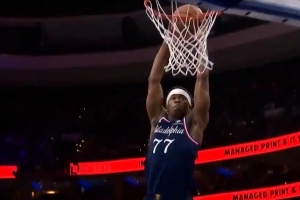 展示劲爆身体素质！埃奇库姆中路空切起飞 双手滑翔暴扣太轻松！ 配图