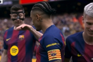 半场-巴萨暂3-1塞维 拉菲尼亚点射双响坎塞洛两造点奥尔莫破门 配图