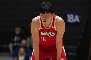 媒体人：对面有足体型中锋 杨瀚森在对抗终结上就受到不小的影响 配图