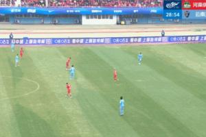 问题在哪？张宸梁失误送大礼之前，玉昆外援布尔克特意靠近传给他 配图