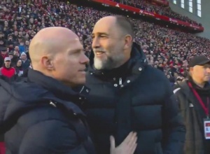 不认识人了?太阳报:图多尔赛前疑似将自家联络官误认为是斯洛特 配图