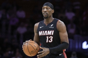 拉加·贝尔：在NBA单场得10分都很难 拿83分就更加疯狂了 配图