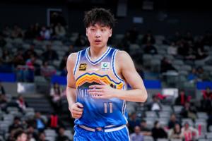 直播吧:齐麟跟腱损伤复发 预计还需要一些时间才能重返球场 配图