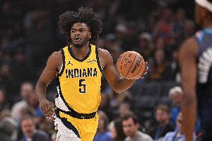 神来之笔！贾雷斯·沃克弧顶拿球 左手强投三分压哨命中 配图