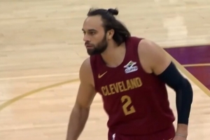 赛季首秀太猛了吧！骑士全队做球 斯特鲁斯连中2记三分不辱使命！ 配图