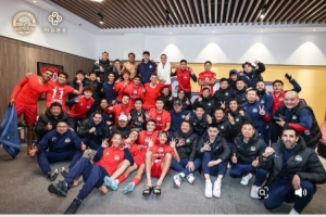 成功归零，何超晒更衣室庆祝照：最想要的胜利得到了，硬伤不严重 配图