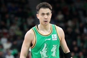 沈阳日报:辽篮掀翻广东男篮强势复苏 是全队奋勇拼搏的体现 配图