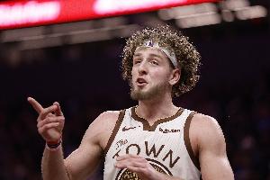 平民阵容！勇士今日首发：波杰、理查德、桑托斯、莱昂斯、波斯特 配图