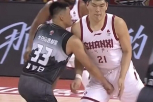 媒体人:曾繁日拳击刘传兴下体是失去理智 职业球员不能砸人饭碗 配图