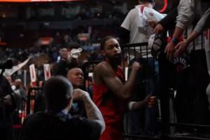 哥们你有点重口啊……球迷拿到莺歌的原味毛巾 猛吸了几大口 配图