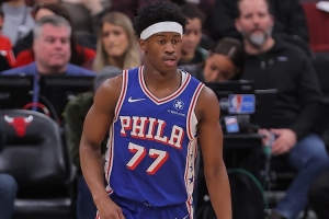 抢板很积极投篮得加强！埃奇库姆半场10中3拿到7分9板3助1帽 配图