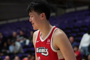 13分7板！杨瀚森工作室：赛程密集路途波折 每一场都是硬仗与考验 配图