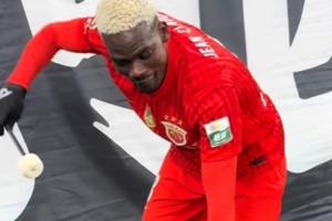 22岁让·克劳德进生涯首球！与球迷擂鼓互动：第一次打，还可以吧 配图